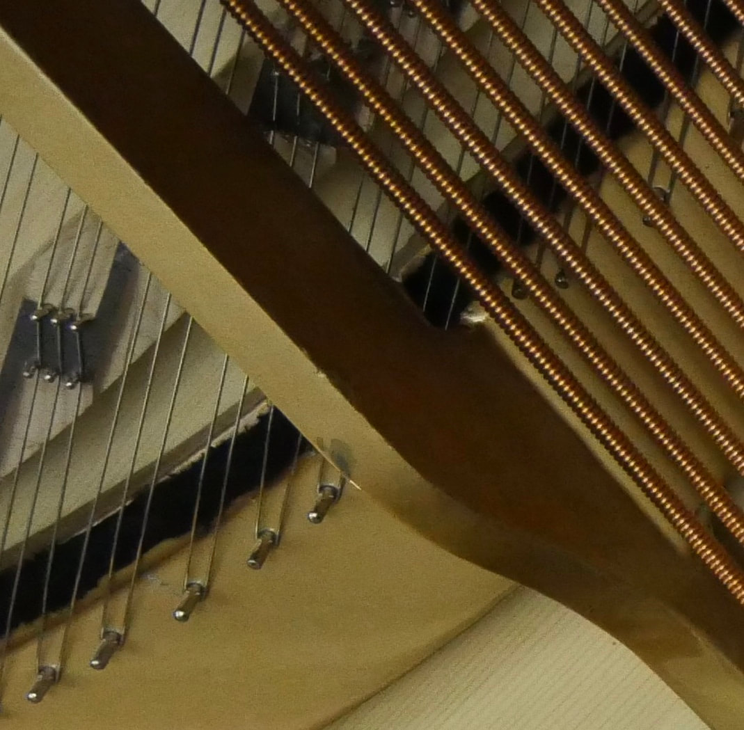 Cordes de basse et les cordes aiguës de l’intérieur d’un piano droit Savaria