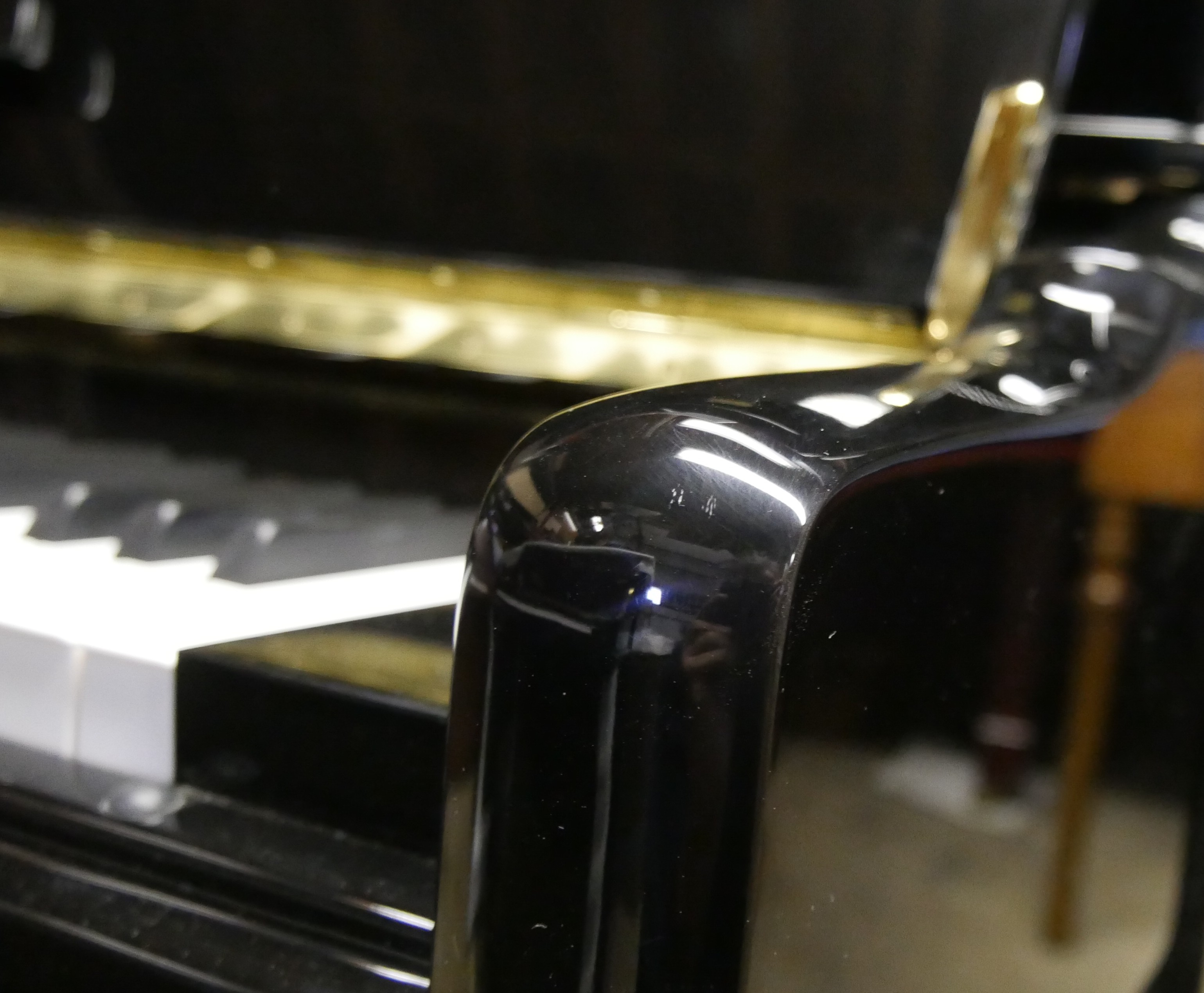 Bras d’un piano Savaria avec détails